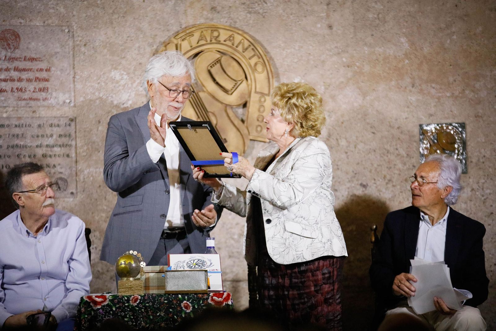 Entrega de Anagrama de Oro y Brillantes de la Ciudad de Almería a Andrés Caparrós en imágeness