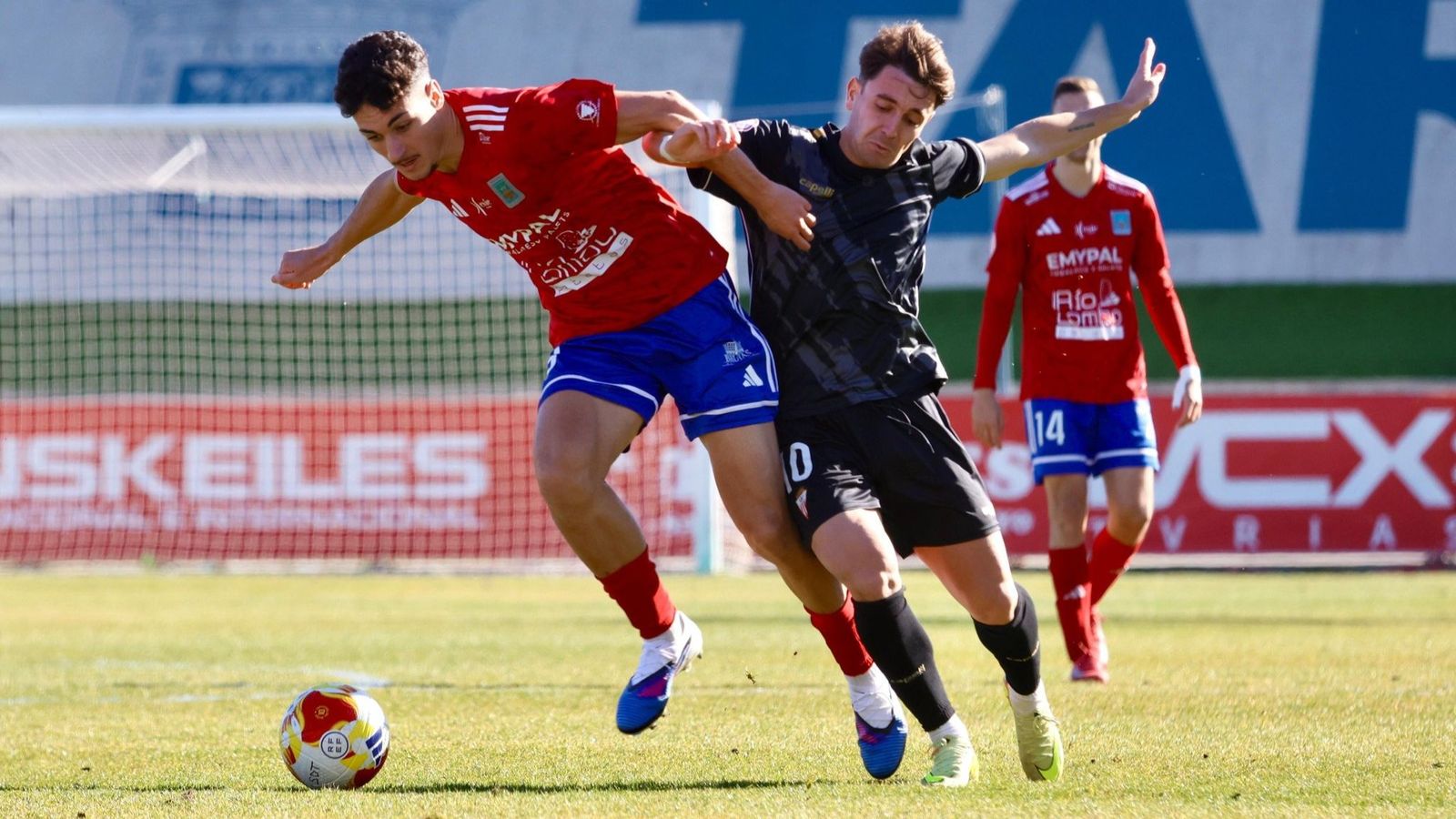 Dani Garrido pugna por el balón en el Tarazona-Algeciras.