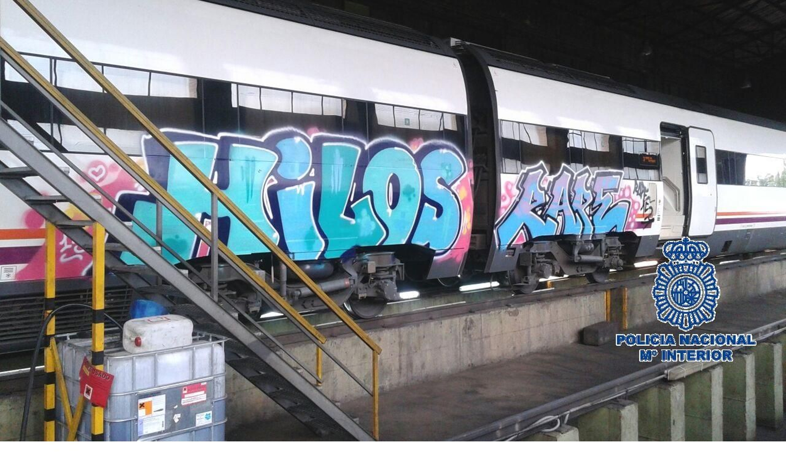 Imagen de archivo de un tren con grafitis.