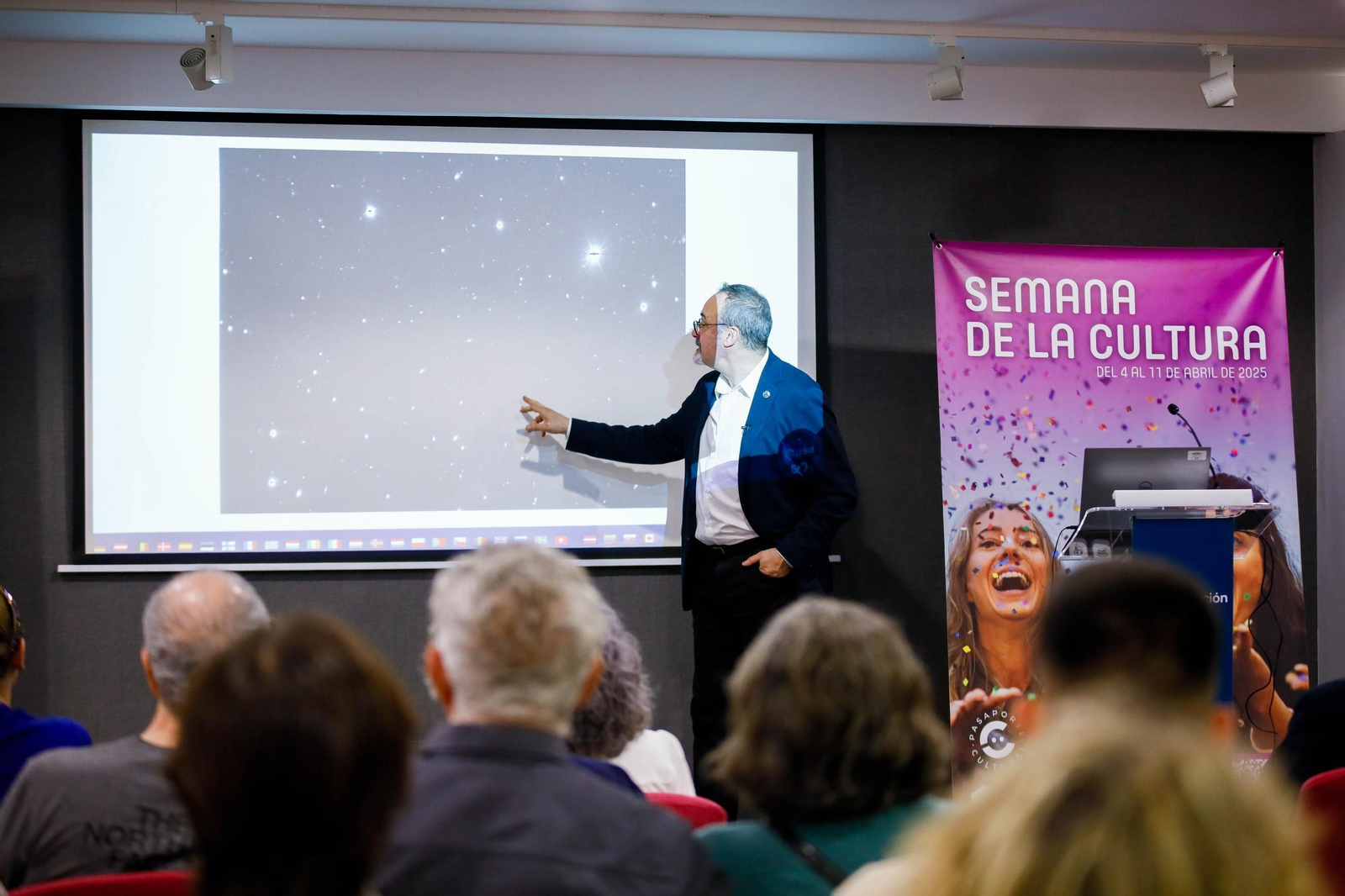 Semana de la Cultura UAL en Fundación Unicaja de Almería con Juan Luis Cano experto en defensa planetaria, en imágenes