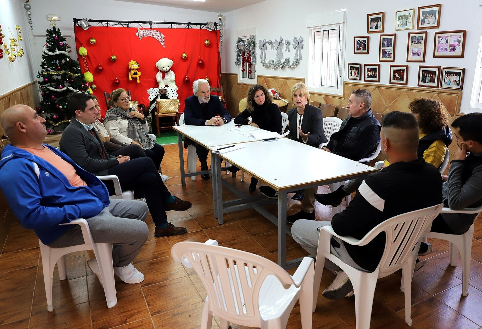 Un momento del encuentro con los vecinos de Mesas de Asta.