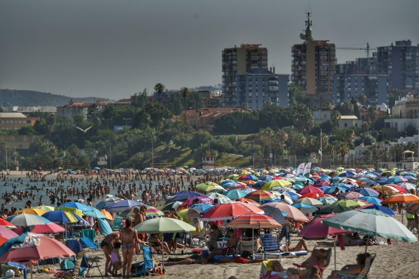 Bañistas en la playa de El Rinconcillo, Algeciras (2023).
