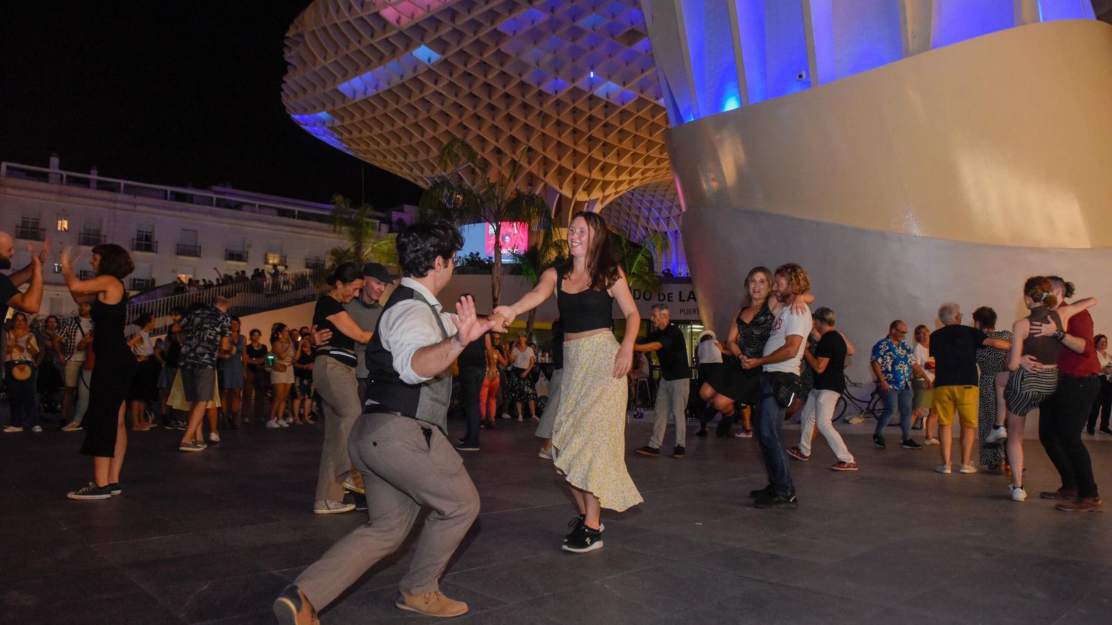 Integrantes de Sevilla Swing bailan en las 'setas'.