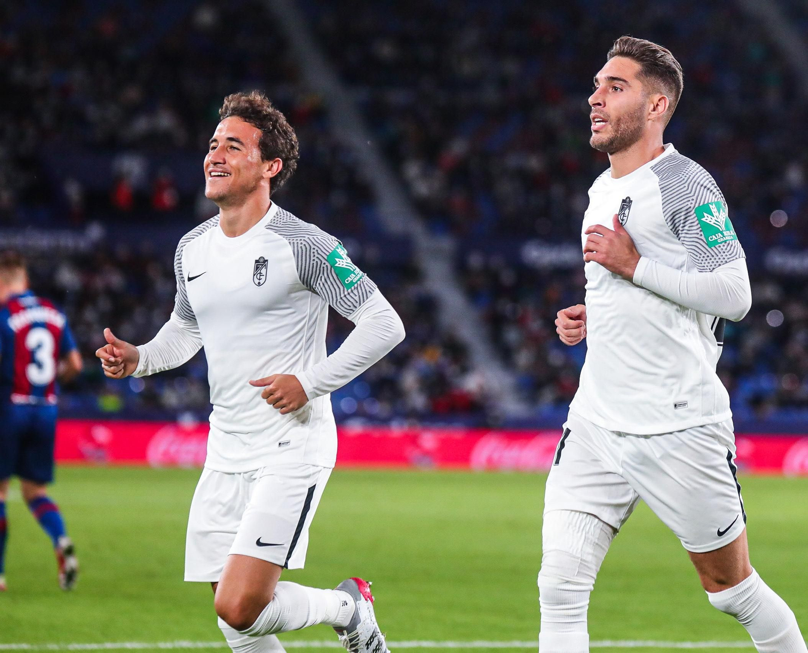Milla acude junto a Rochina a celebrar un tanto de los rojiblancos ante el Levante.