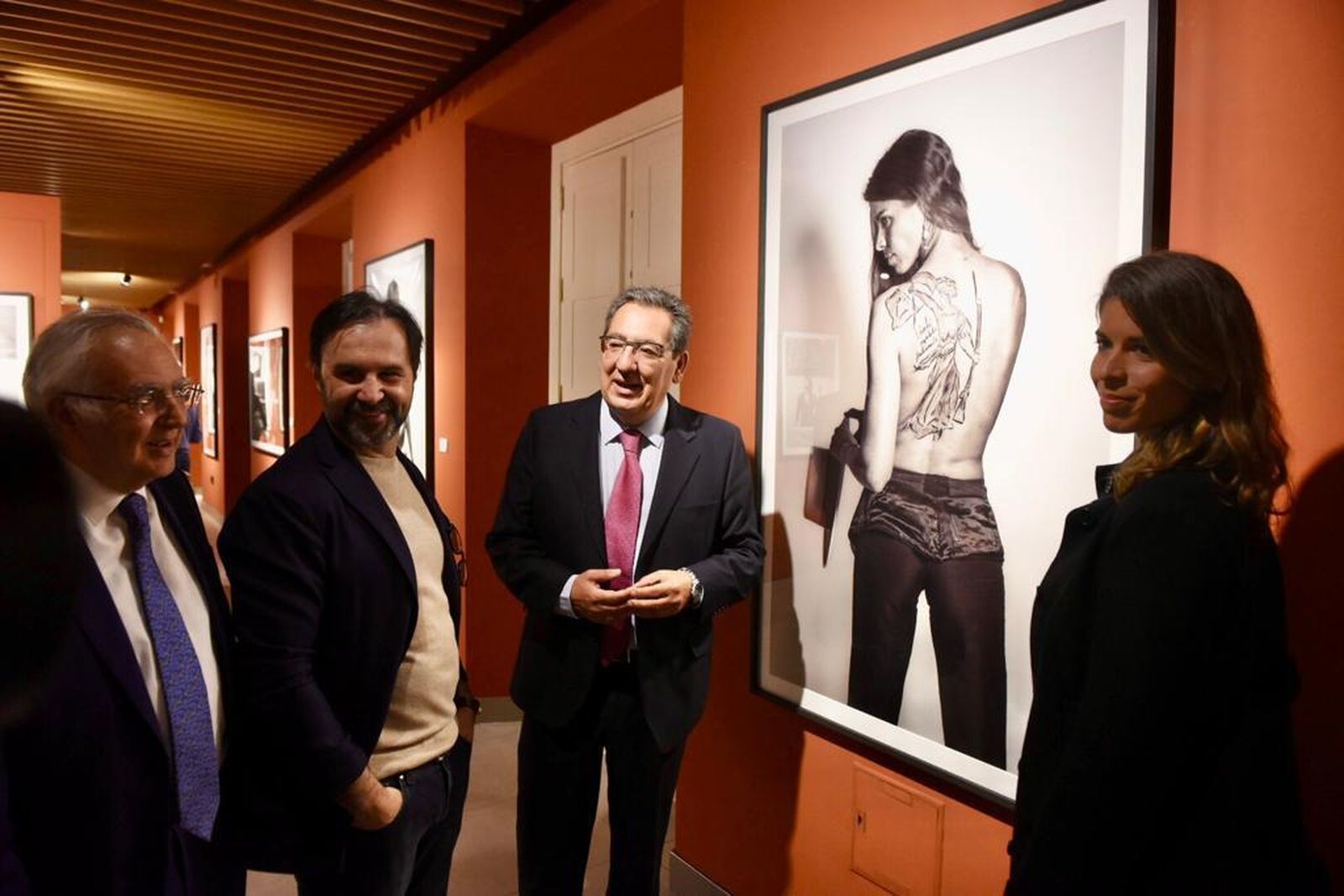 Antonio Cabello, Joserra Lozano, Antonio Pulido y Lea Vicens junto a una de la imágenes expuestas.