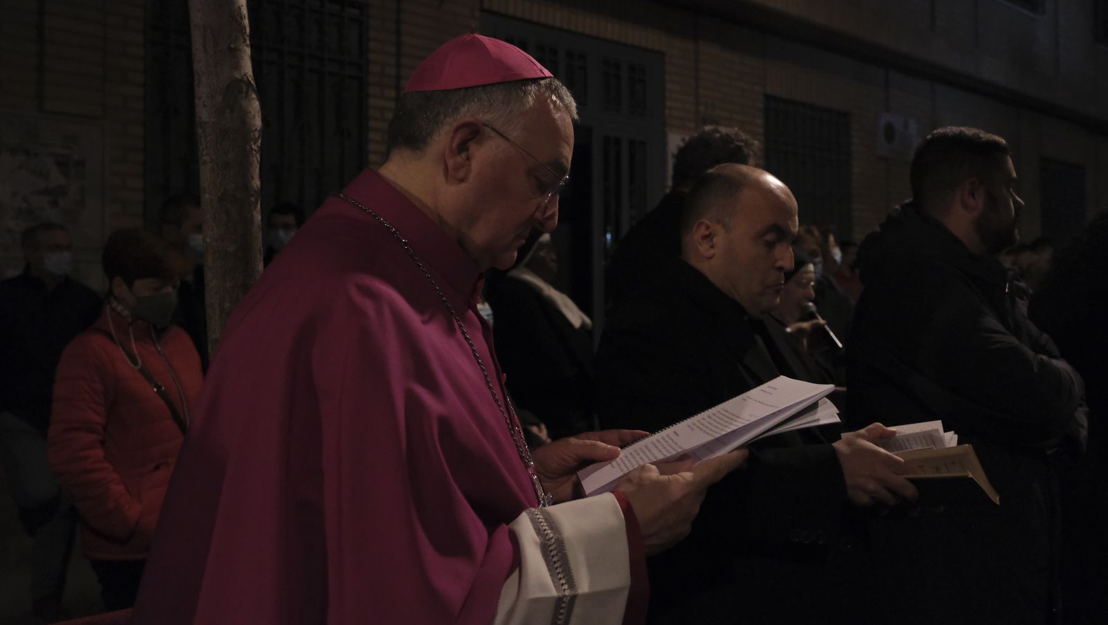 Procesión del Vía Crucis del Santo Cristo de la Escucha en Almería, en imágenes.