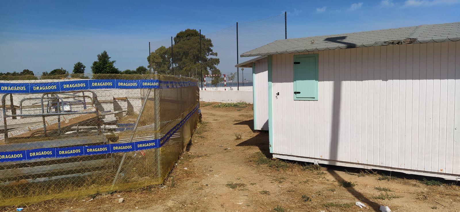 Módulos provisionales de los pescadores en La Casería junto a unas obras.