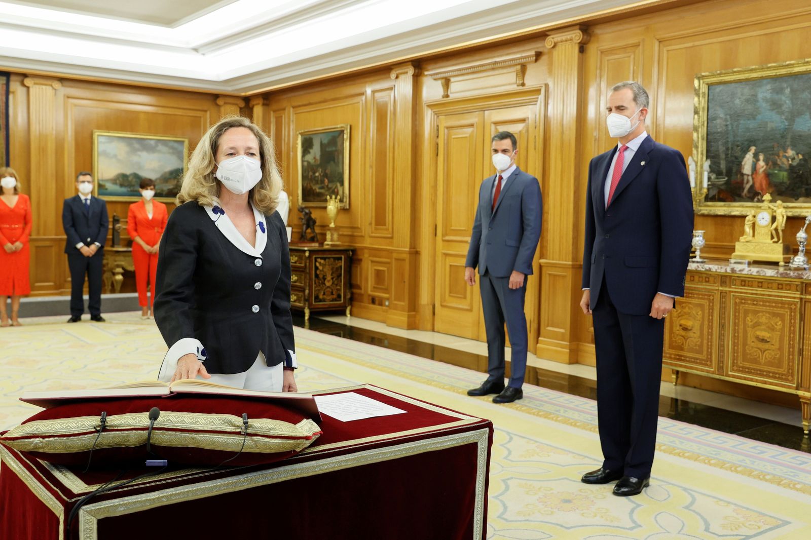 El rey Felipe VI (d) y el presidente del Ejecutivo, Pedro Sánchez (2d), observan a la vicepresidenta primera y ministra de Asuntos Económicos y Transformación Digital, Nadia Calviño (i)