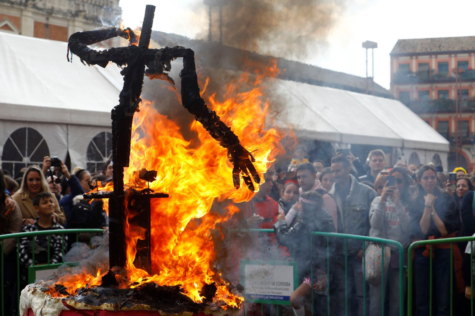 La quema del dios Momo pone punto y final al Carnaval de Córdoba 2023, en fotografías