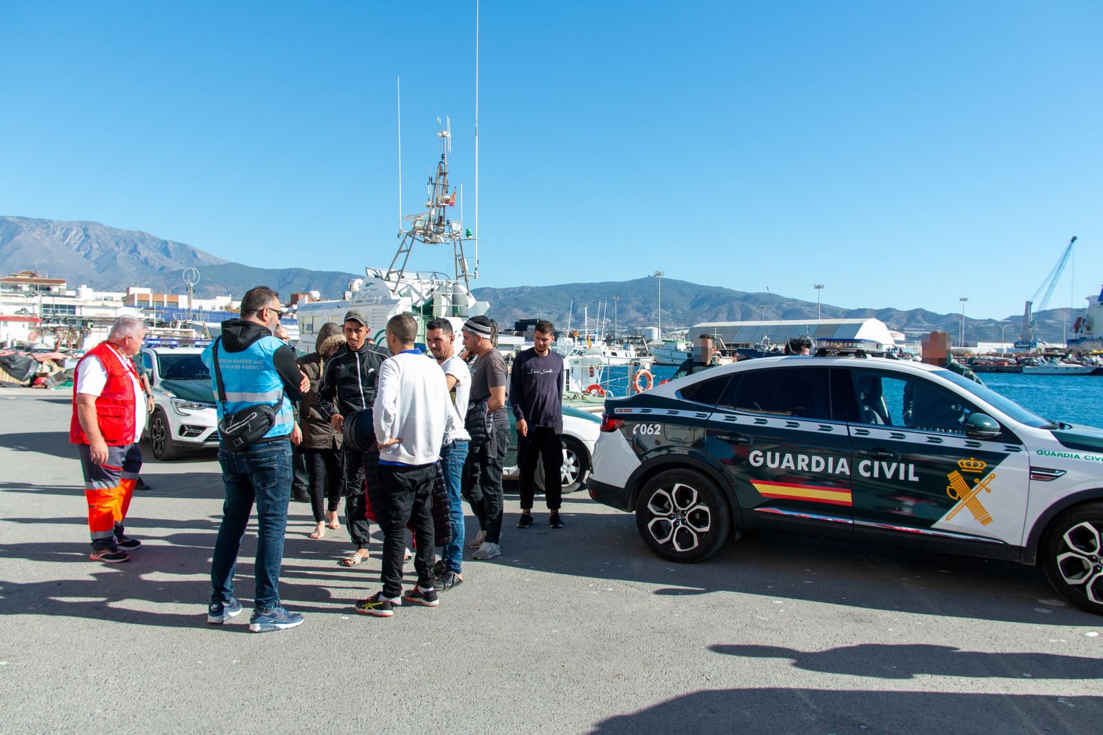Detenidos 43 migrantes tras arribar en una playa de la costa de Granada