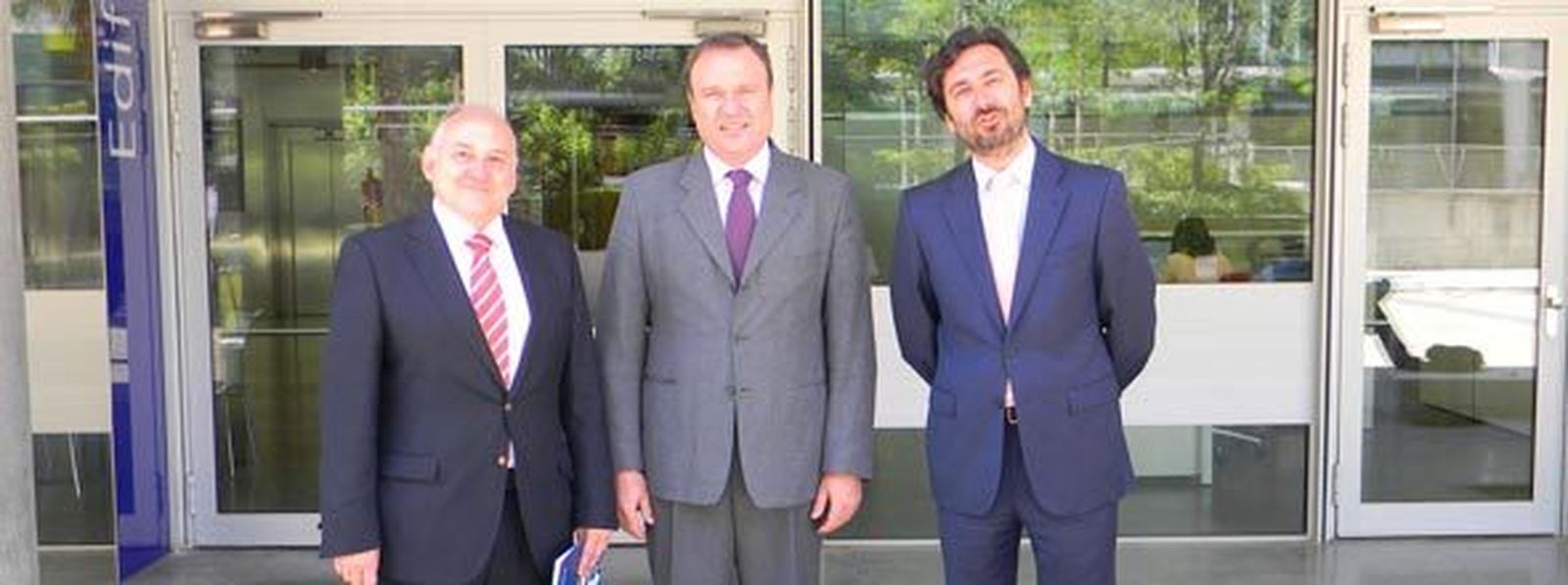 El presidente de Sevilla de Moda, Francisco Valderrama, el secretario general de la Universidad Loyola Andalucía, Pedro Pablo Pérez, y el director  del Servicio de Empleabilidad  de la entidad, Esteban Almirón