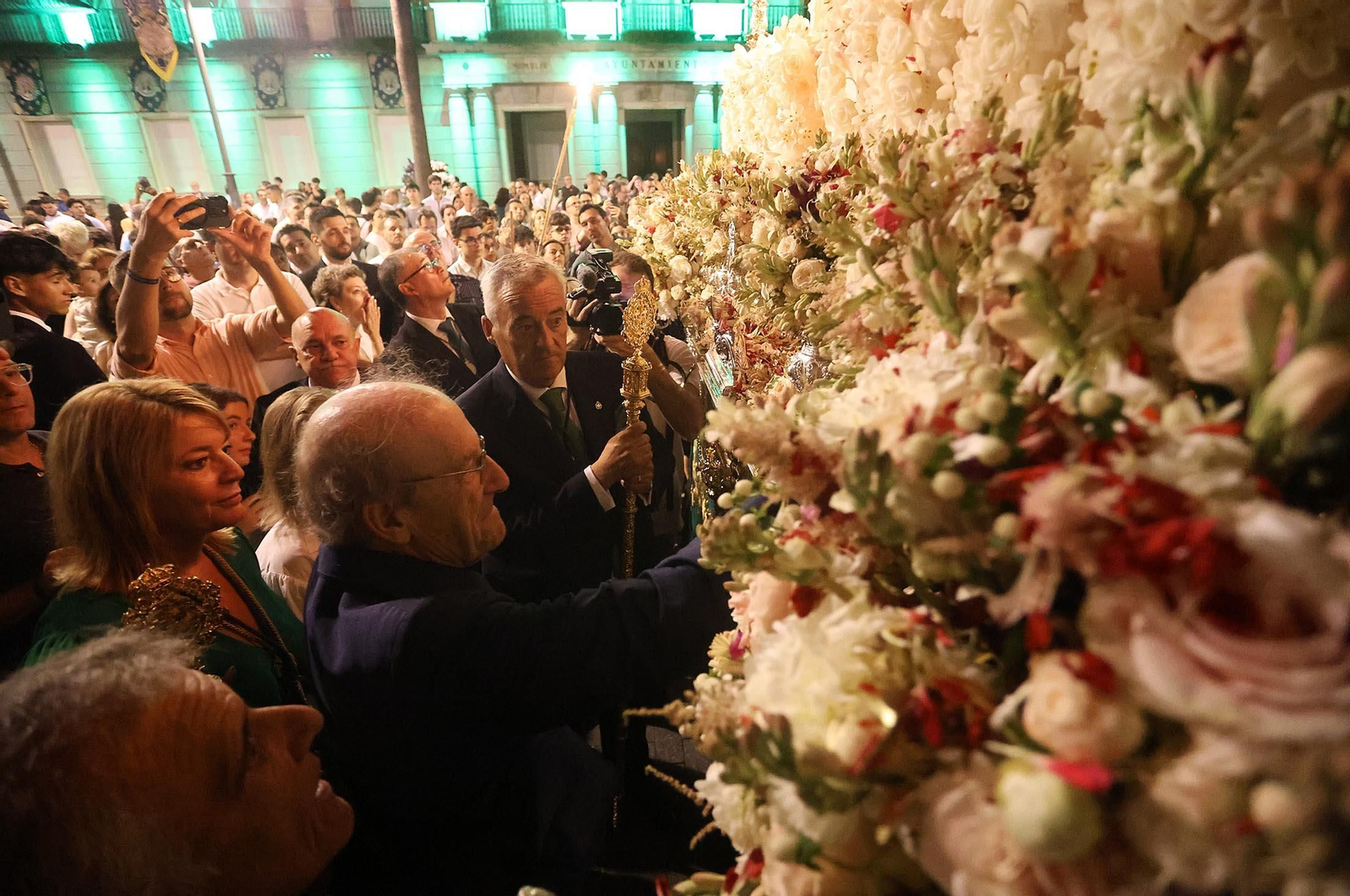 Imágenes de la procesión extraordinaria de la Virgen de la Esperanza por las calles de Huelva