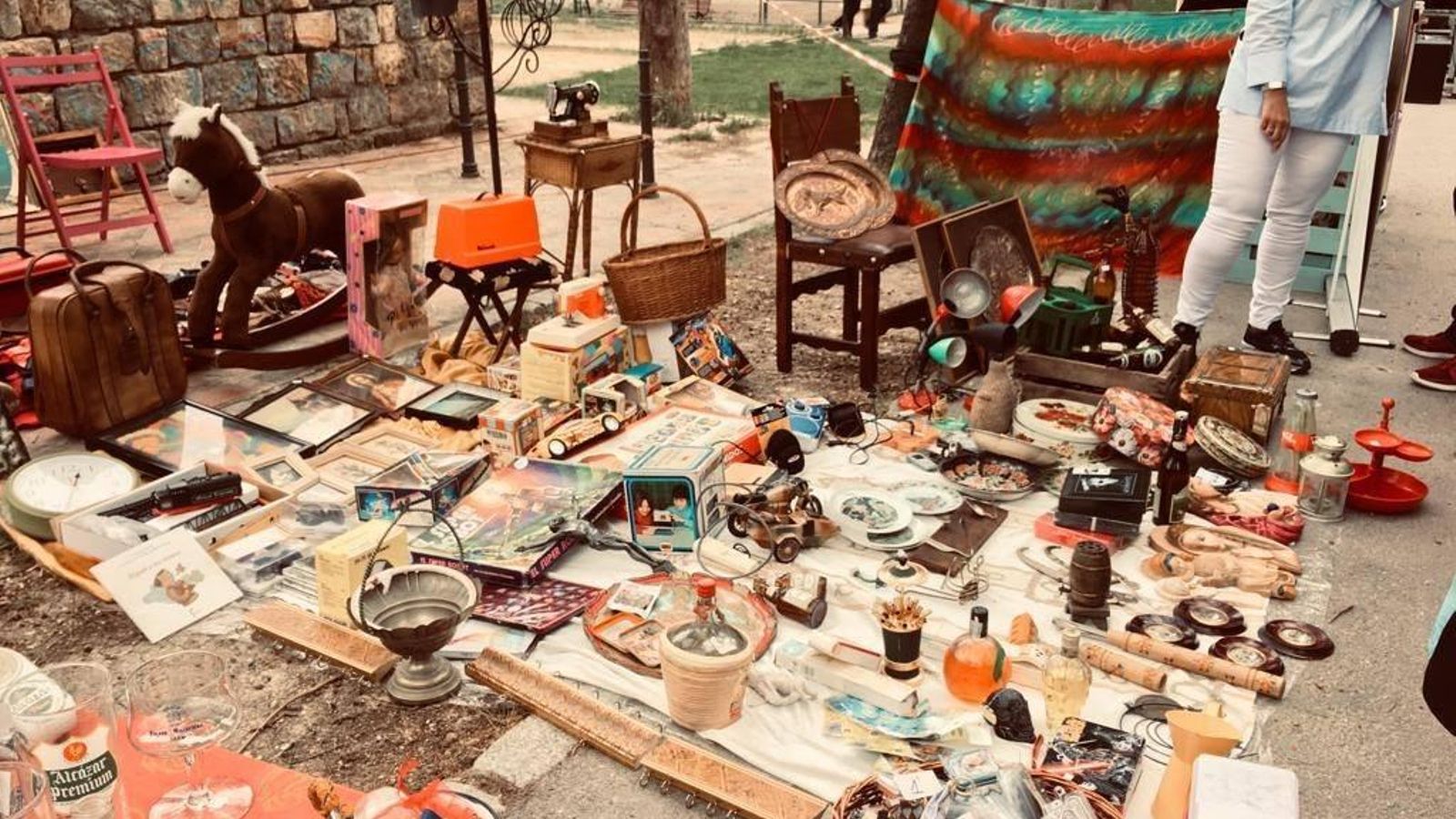 Las antiguedades se mezclan con puestos dedicados a la bisutería, la ilustración y la moda.