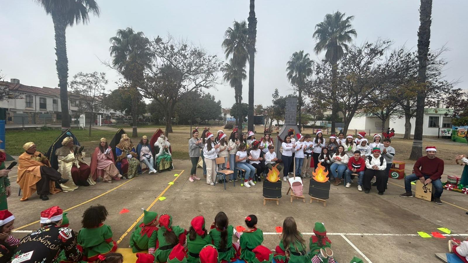 La zambomba celebrada en el patio del centro.