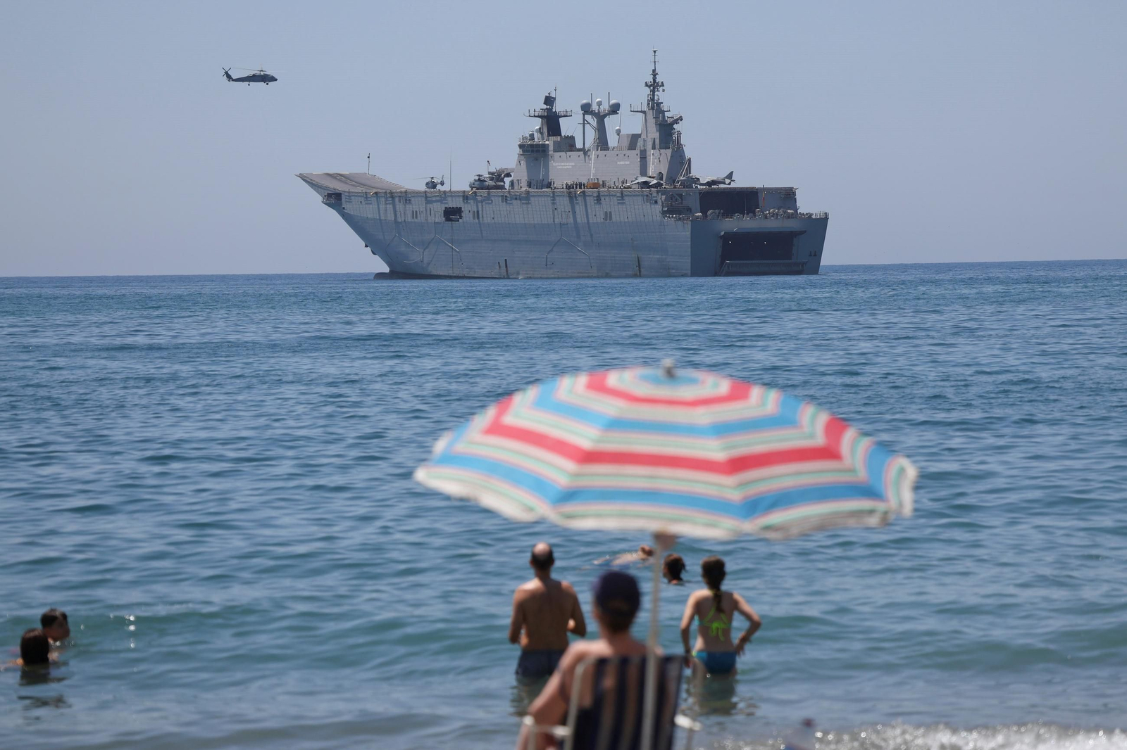 Los buques de la Armada 'Juan Carlos I' y 'Galicia' ya están en Málaga para el desembarco, en fotos