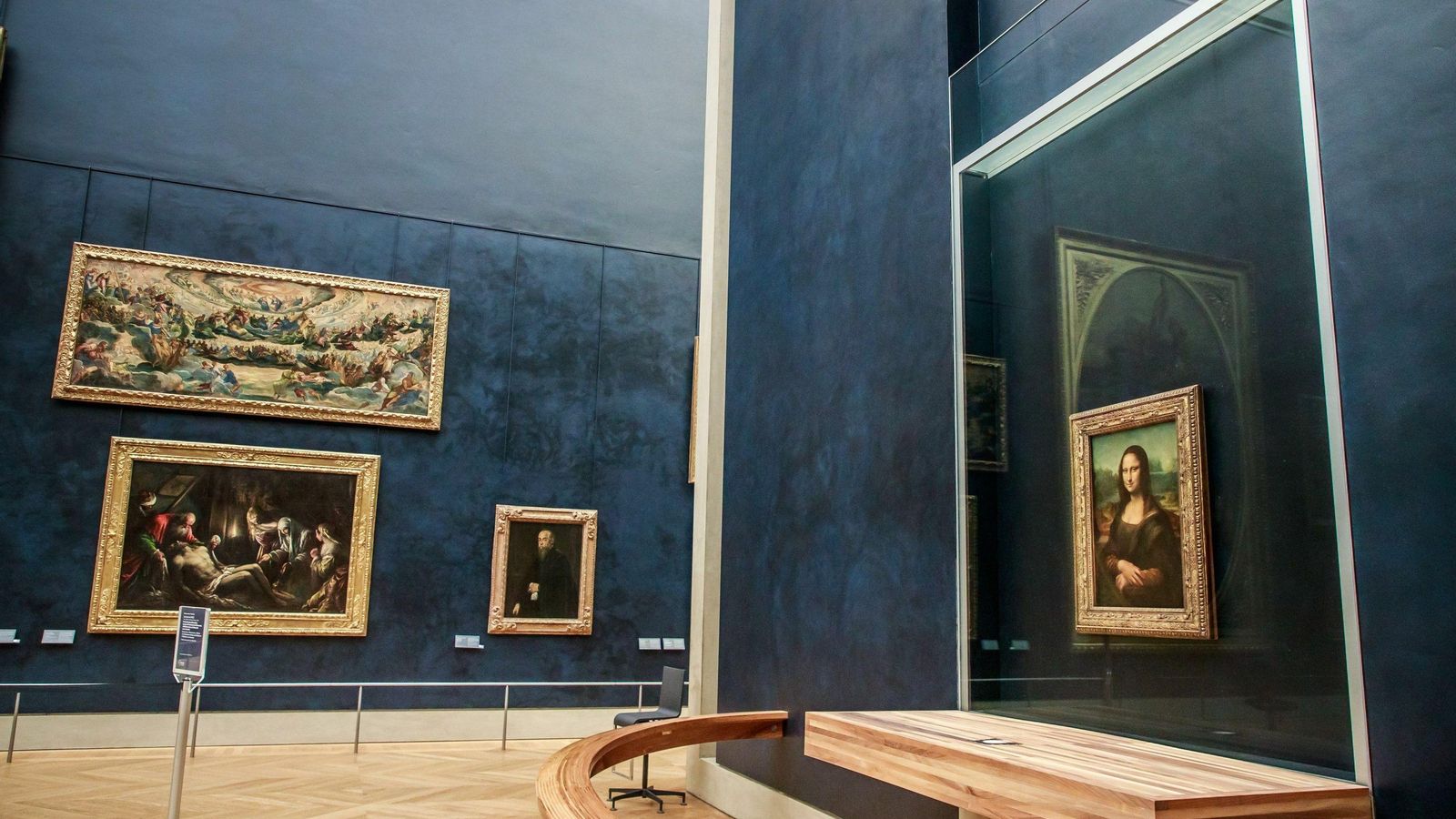 La 'Mona Lisa' de Leonardo da Vinci, en la renovada sala en la que se expone en el Museo del Louvre.