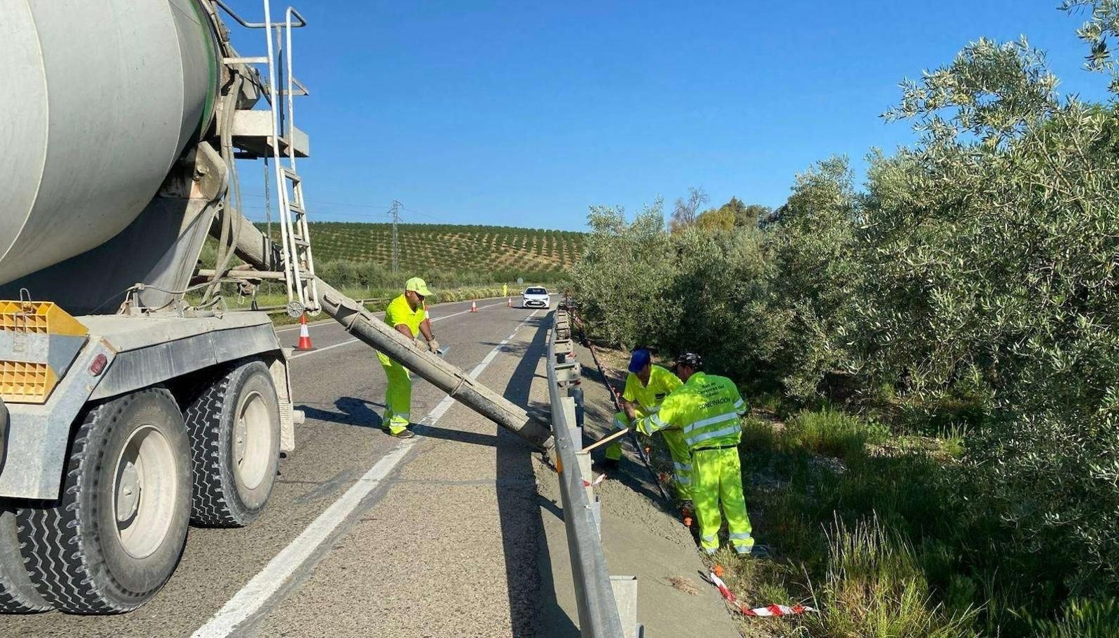 Operarios trabajan en una carretera de la provincia de Córdoba.