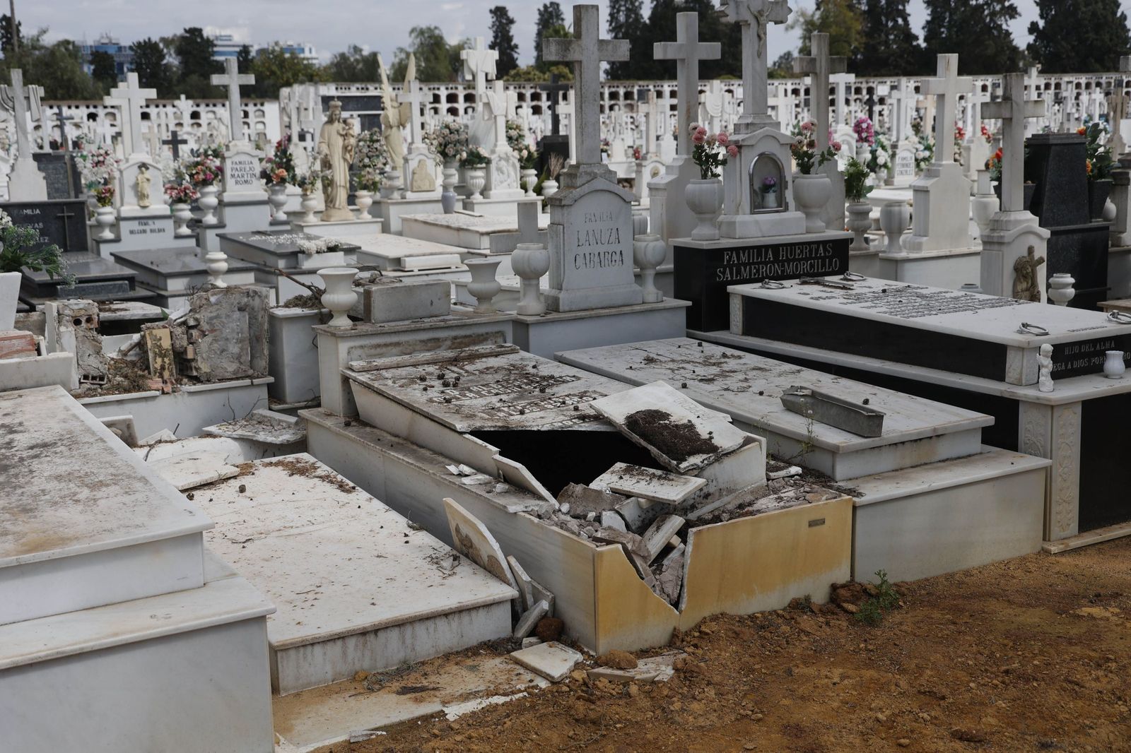 Destrozos provocados en las lápidas del cementerio por la caída de árboles