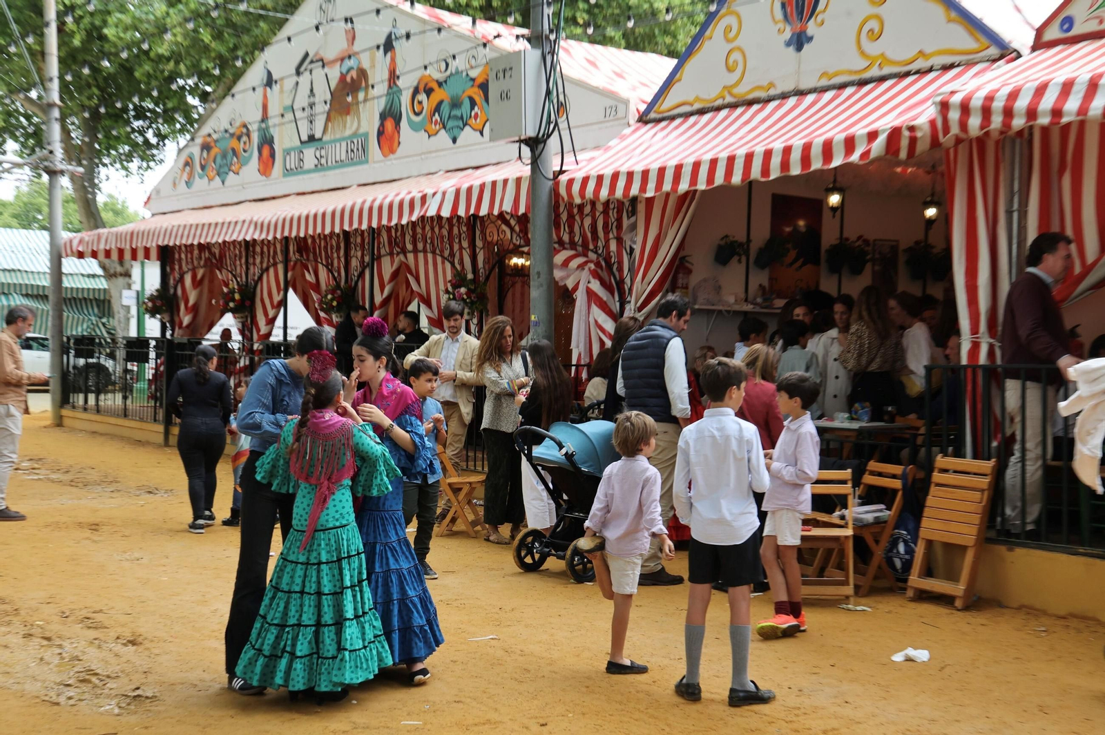 Unas niñas vestidas de flamanca ayer domingo.