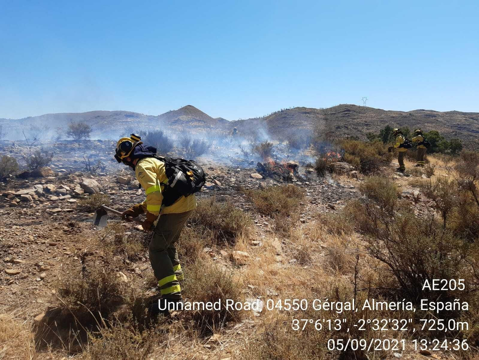 Bomberos actuando para sofocar las llamas en Gérgal.
