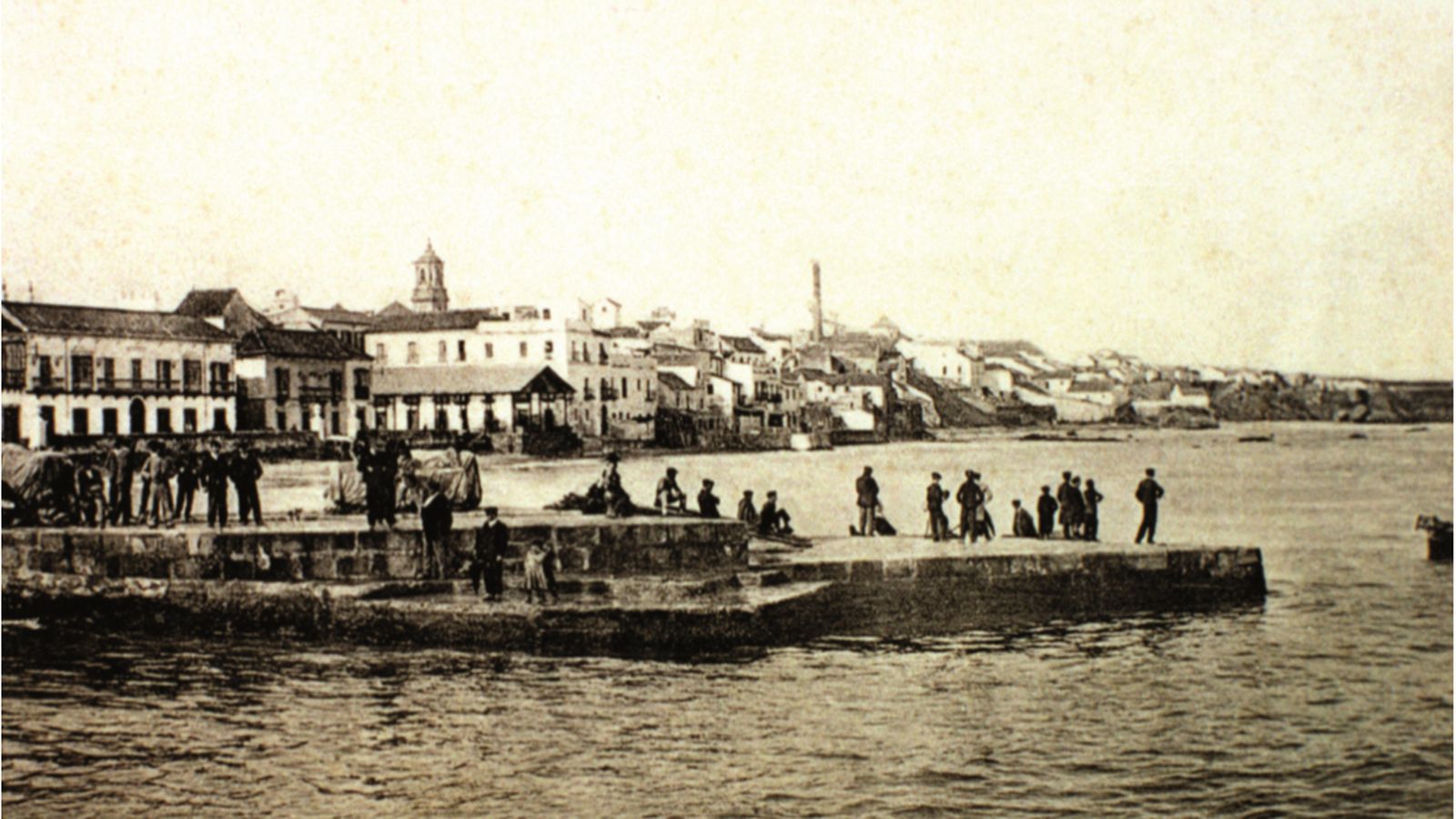 El muelle Comercial o Viejo construido por el Ayuntamiento de la ciudad en 1870. Fotografía de principios del siglo XX.