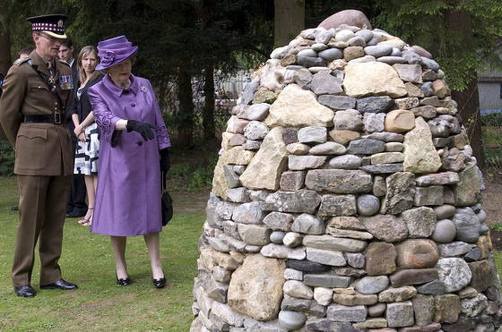 Margaret Thatcher, visitando la Capilla de las Islas Malvinas durante el 25º aniversario de la Guerra de las Malvinas en Pangbourn (Reino Unido), en 2007.

Foto: EFE