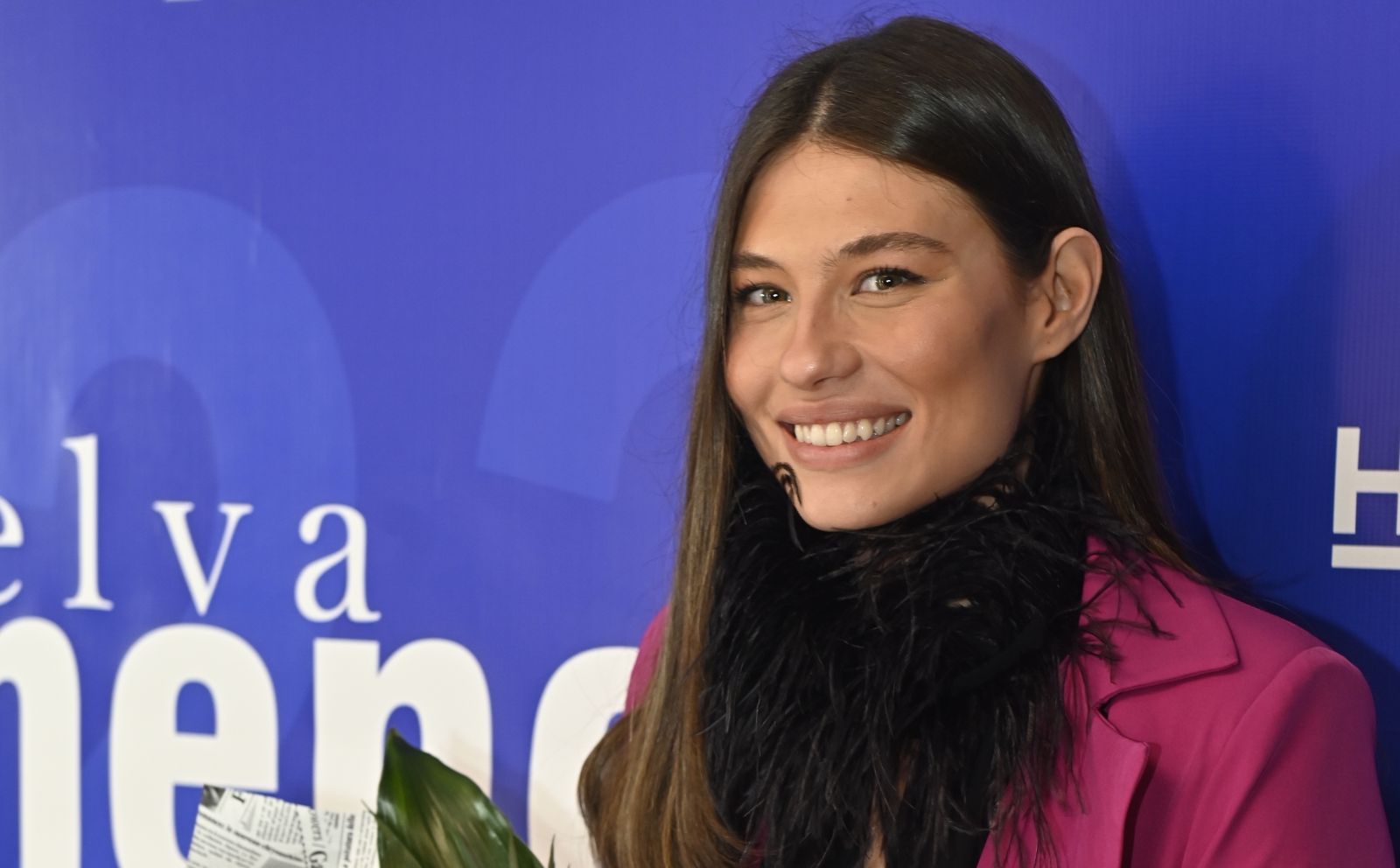 La modelo onubense más internacional, Carmen Santacruz, portada de la revista Colón Flamenca