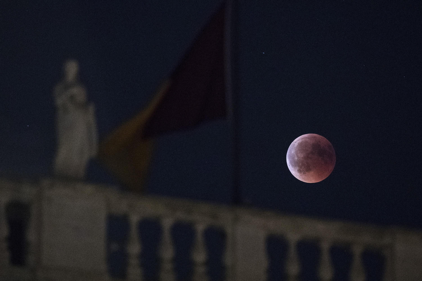 La belleza de Roma se une a la de la luna.