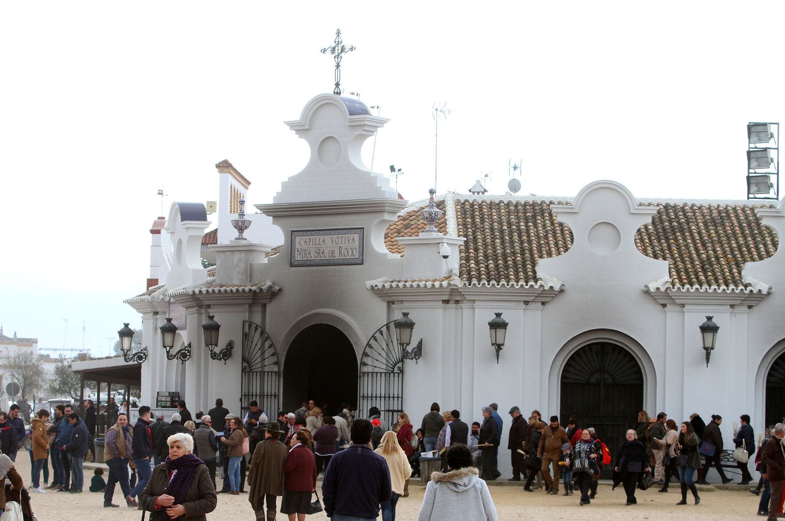 El Rocío celebra La Candelaria con la presentación de los niños a la Virgen, en imágenes