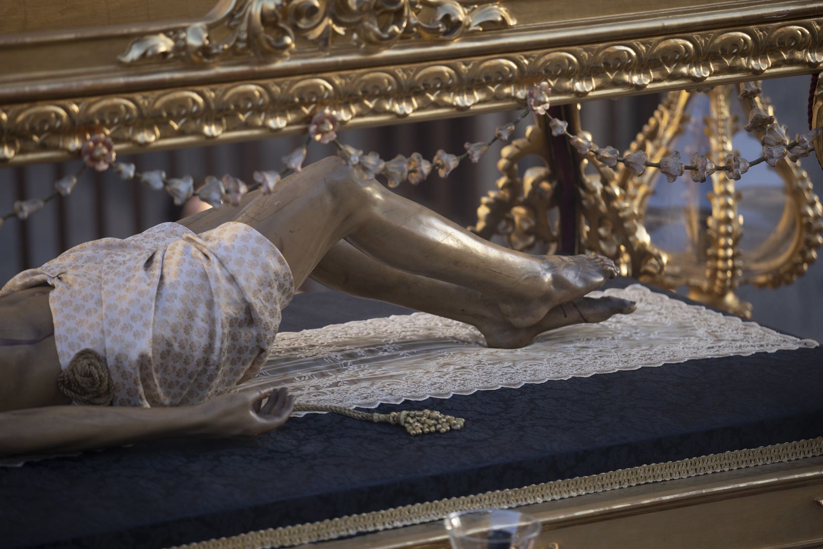 La Hermandad del Santo Entierro de la Semana Santa de Huelva 2023, en imágenes