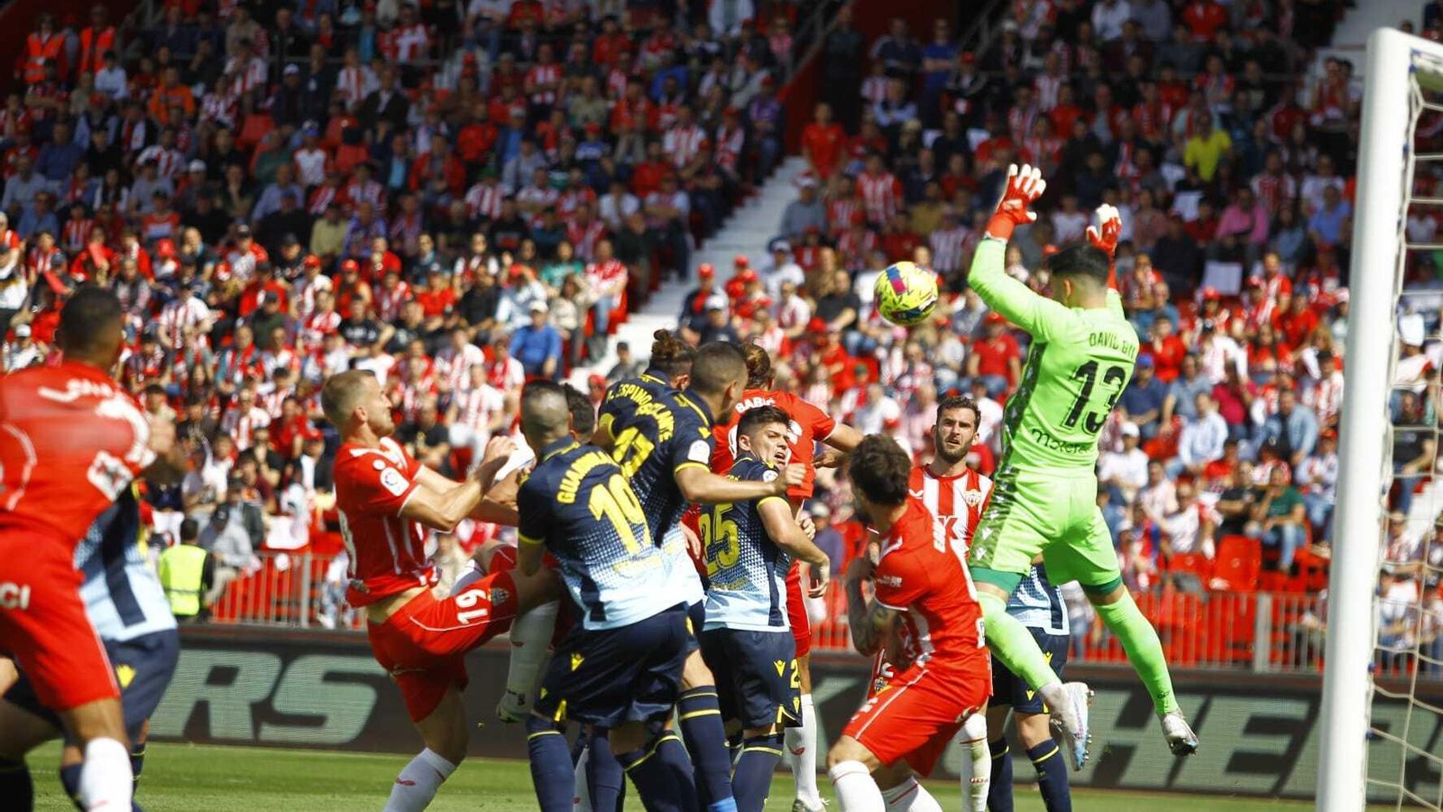 Ese balón acabó en el larguero en una de las mejores ocasiones del Almería con 0-0