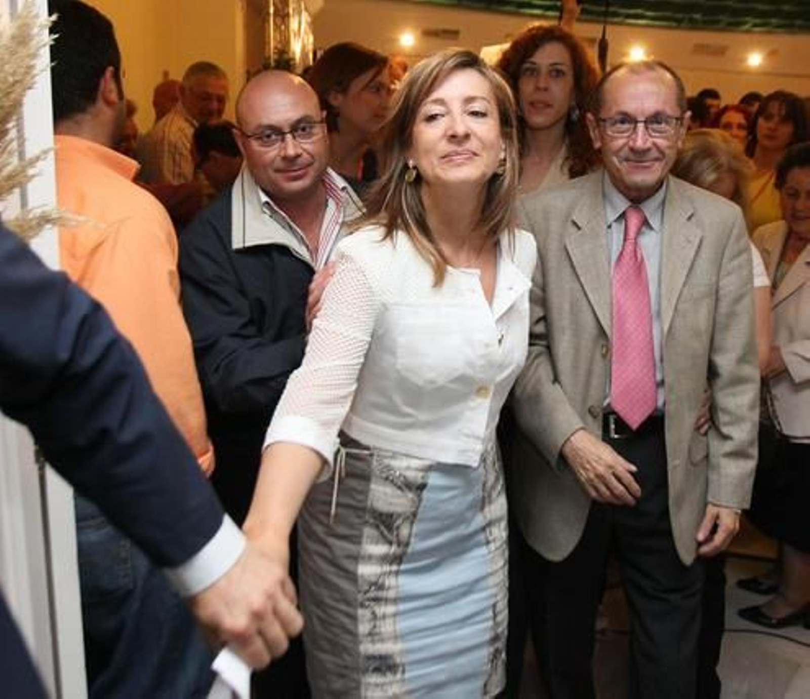 La alcaldesa Pilar Sánchez y otros candidatos, ayer.

Foto: Miguel Ángel González