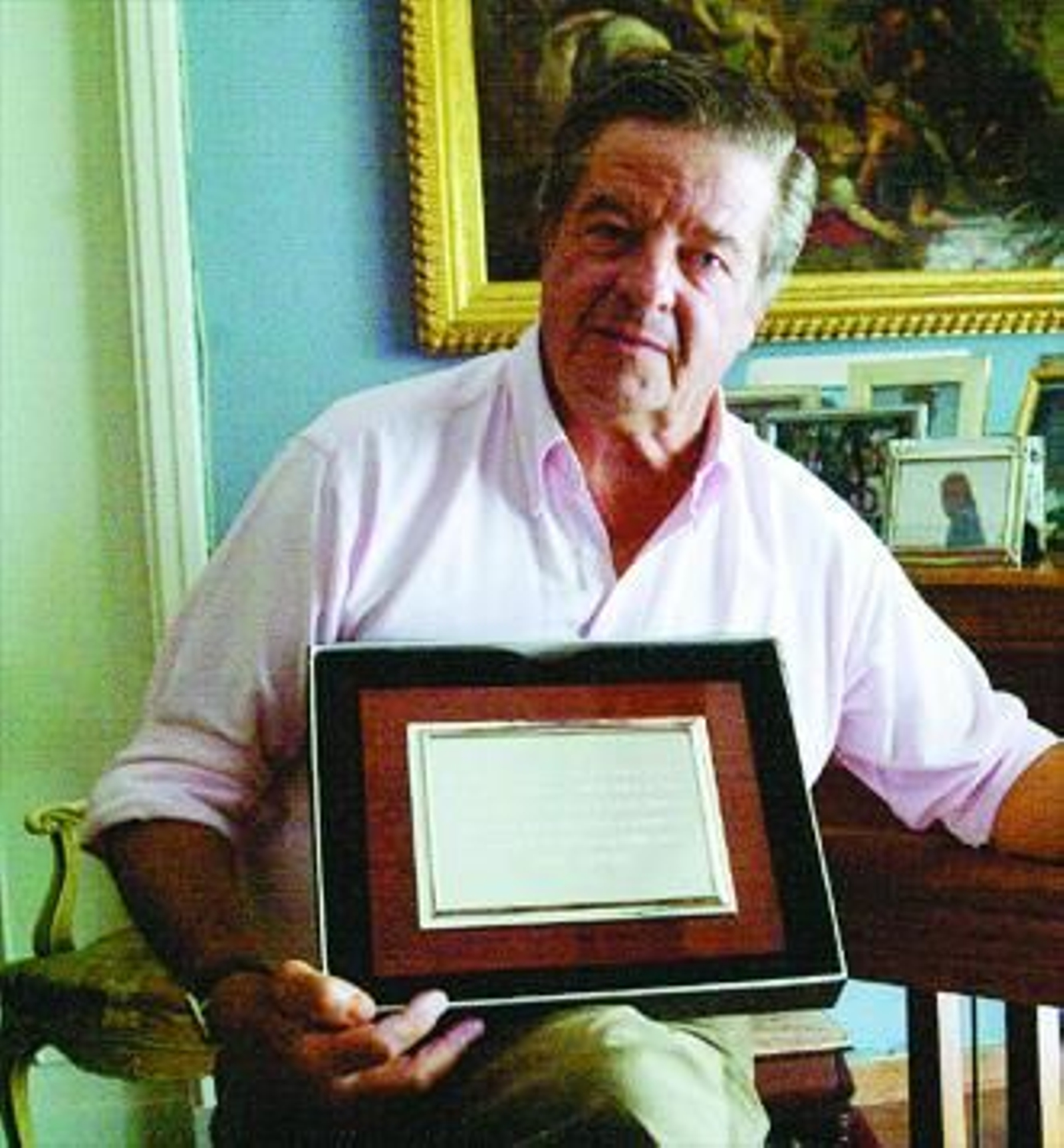 Miguel Primo de Rivera posa con la placa que le entregó el Rey don Juan Carlos con motivo de los Juegos Ecuestres Mundiales celebrados en Jerez en 2002.