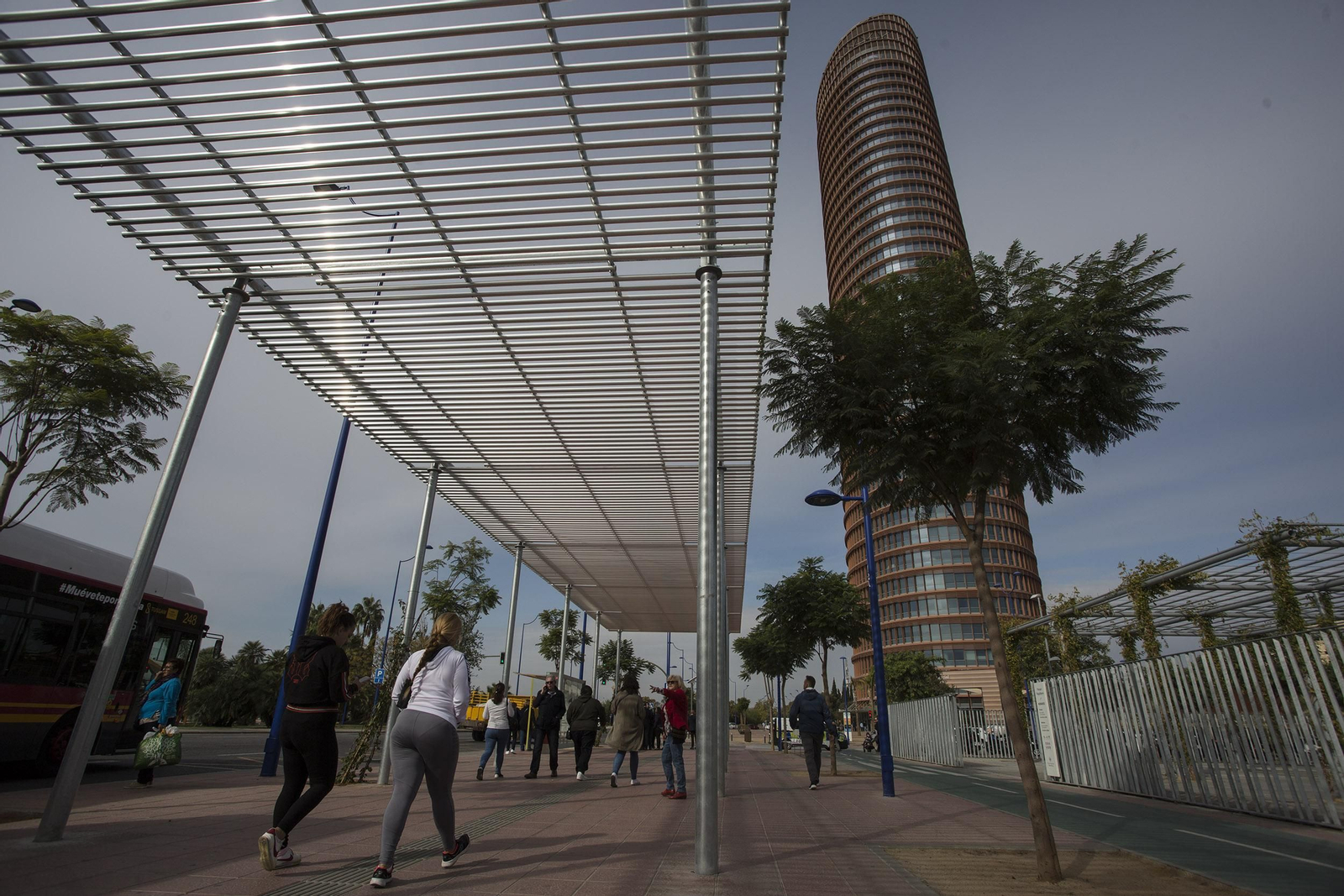 El rascacielos es el más alto de Andalucía con 180,5 metros.