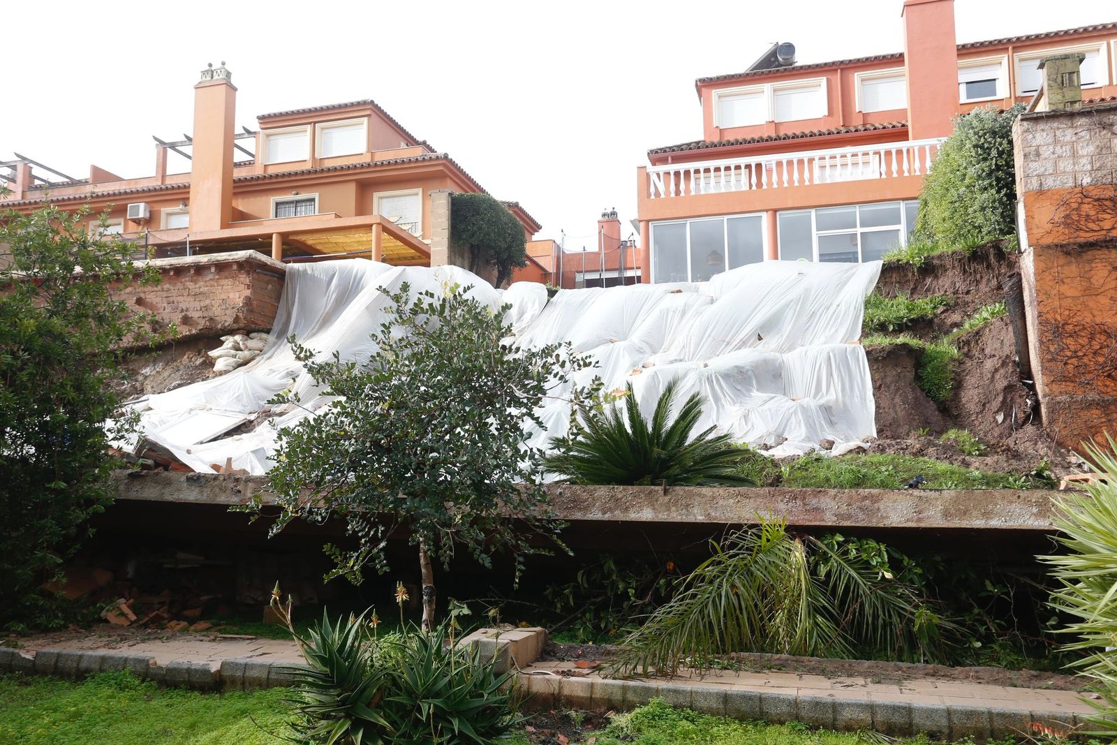 La zona del muro caído en la urbanización Jardines del Golf, en Algeciras.