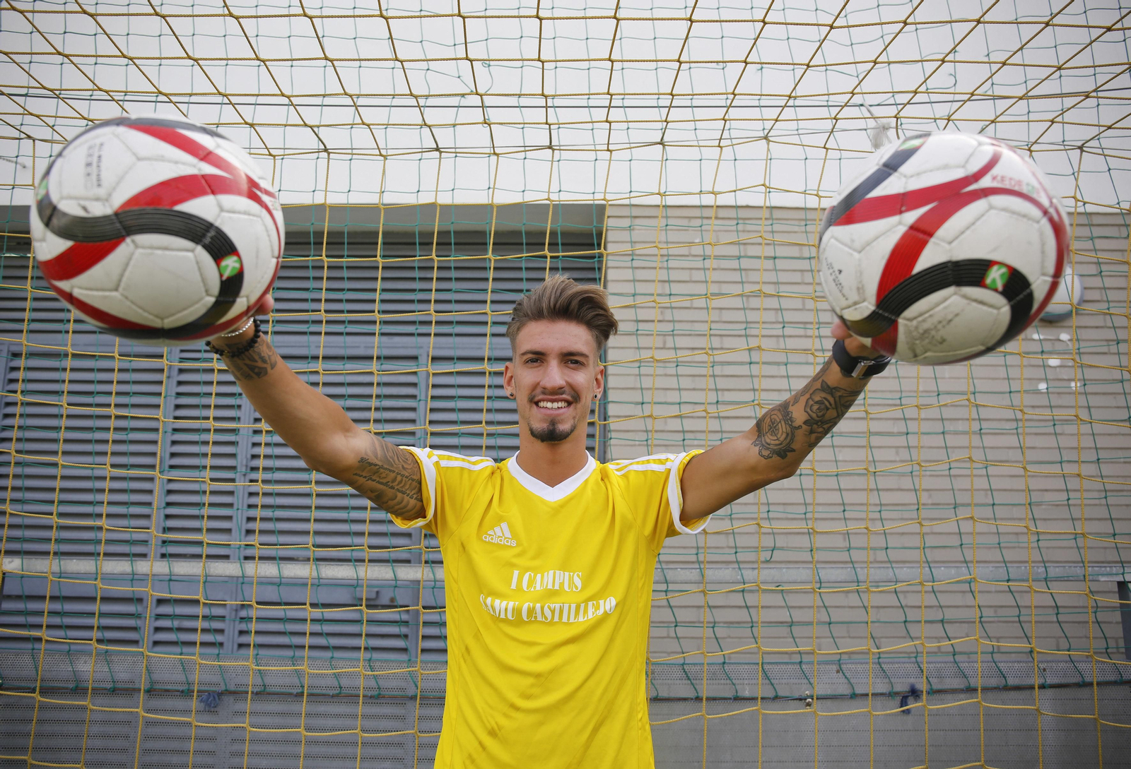 Samu Castillejo posa con la camiseta de su campus.