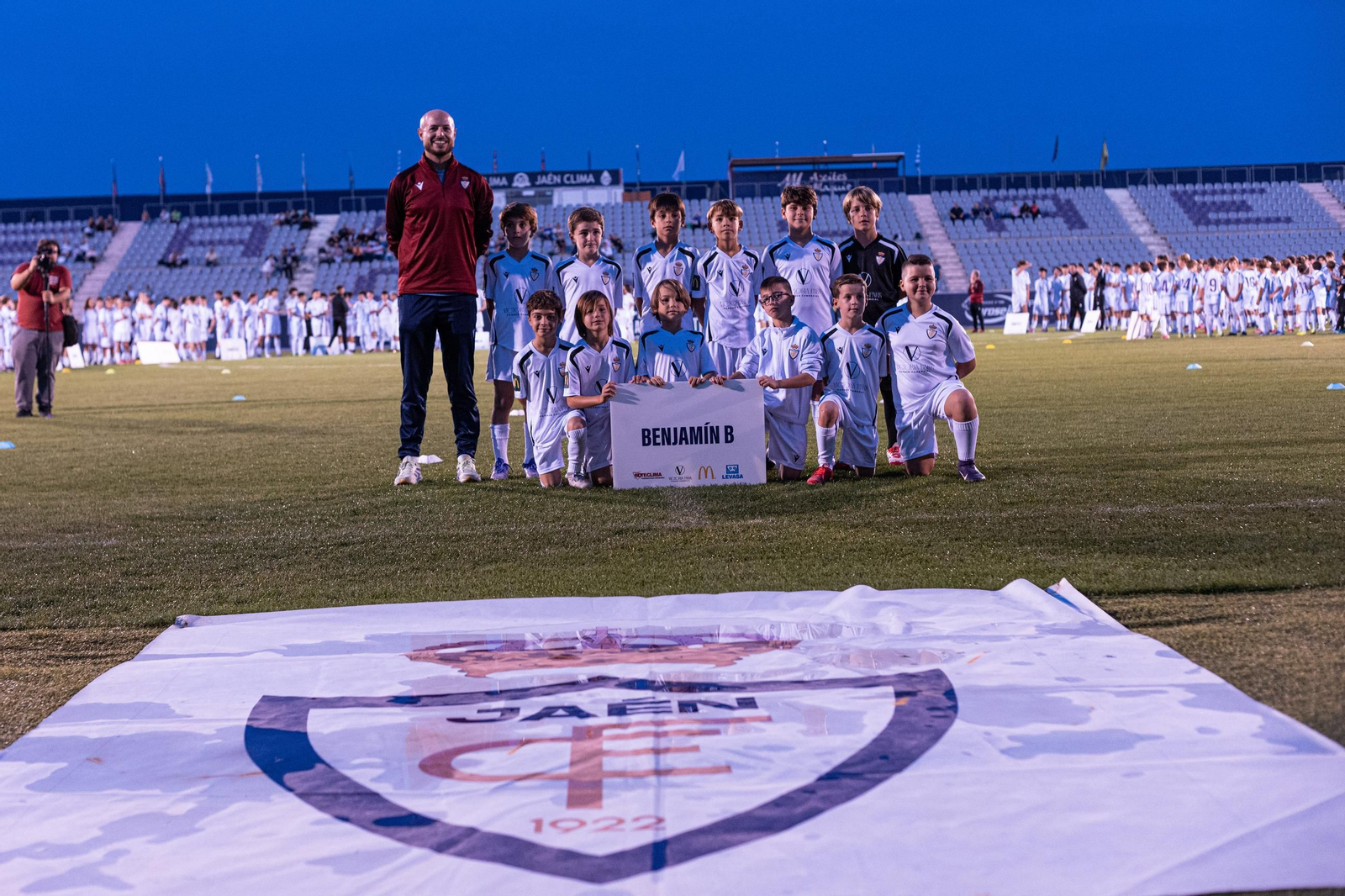 Los canteranos blancos vivieron su puesta de largo en la previa del duelo ante el Almería 'B'.