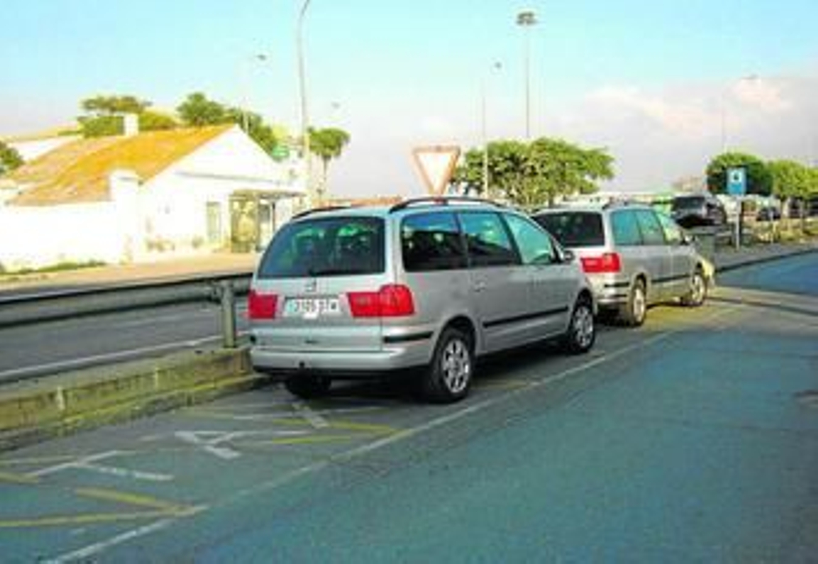 Dos taxis monovolúmen estacionados en en la parada de Cartaya.