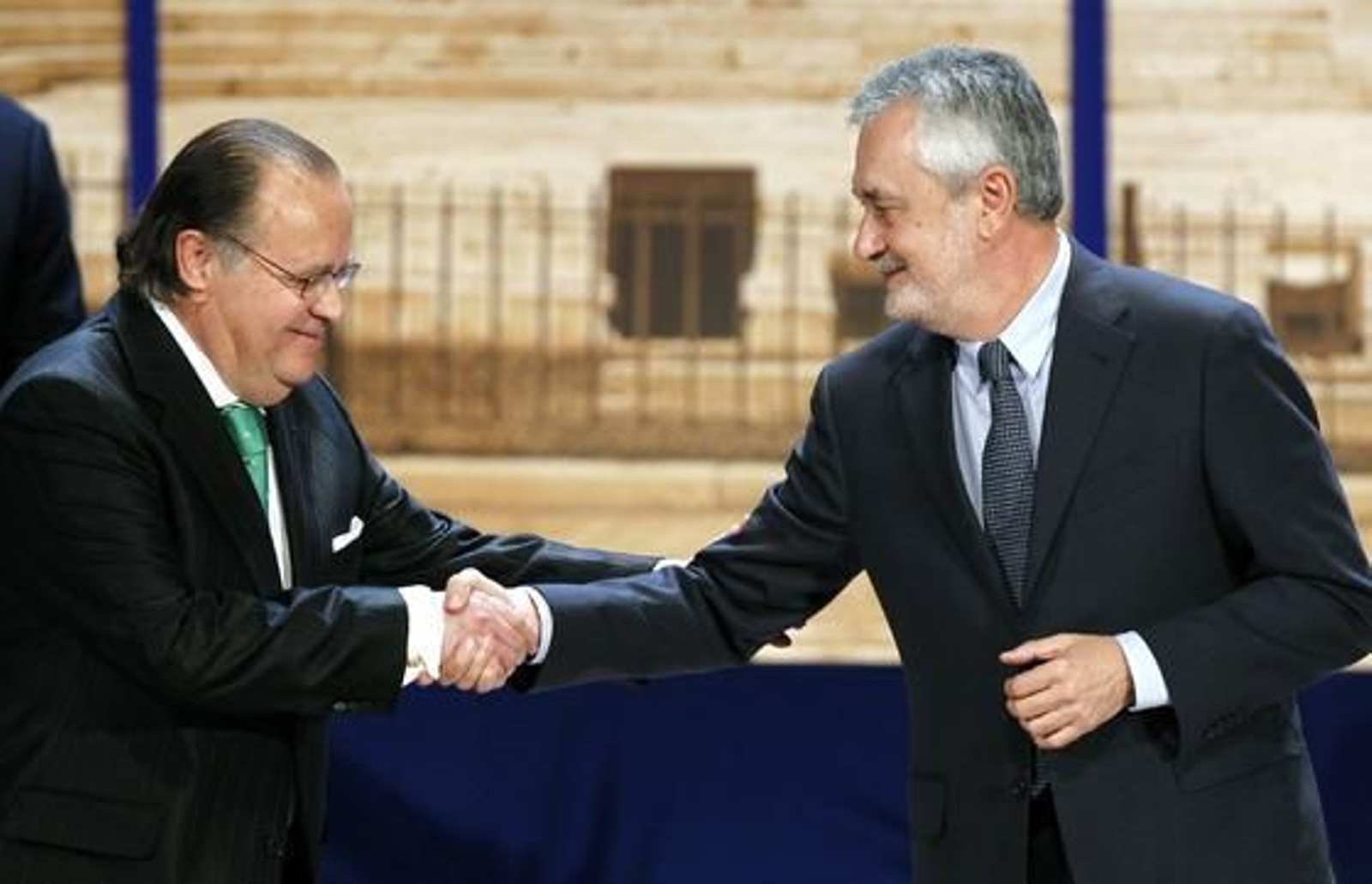 Griñán da la mano a Florencio Aguilera tras recibir su Medalla.

Foto: Antonio Pizarro