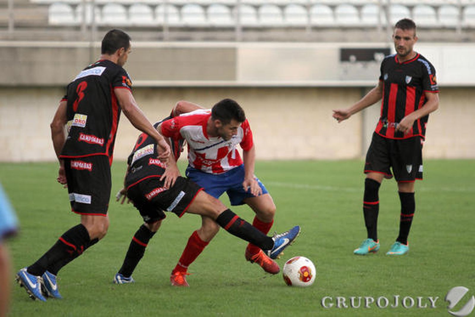 El Algeciras no pasa del empate en casa (0-0) ante un correoso Lucena.

Foto: Andres Carrasco