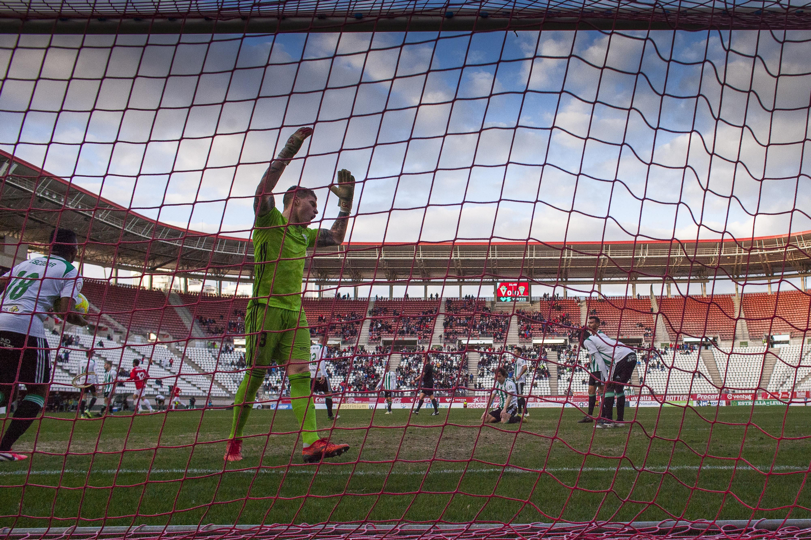Isaac Becerra se lamenta tras el gol encajado ante el Real Murcia.