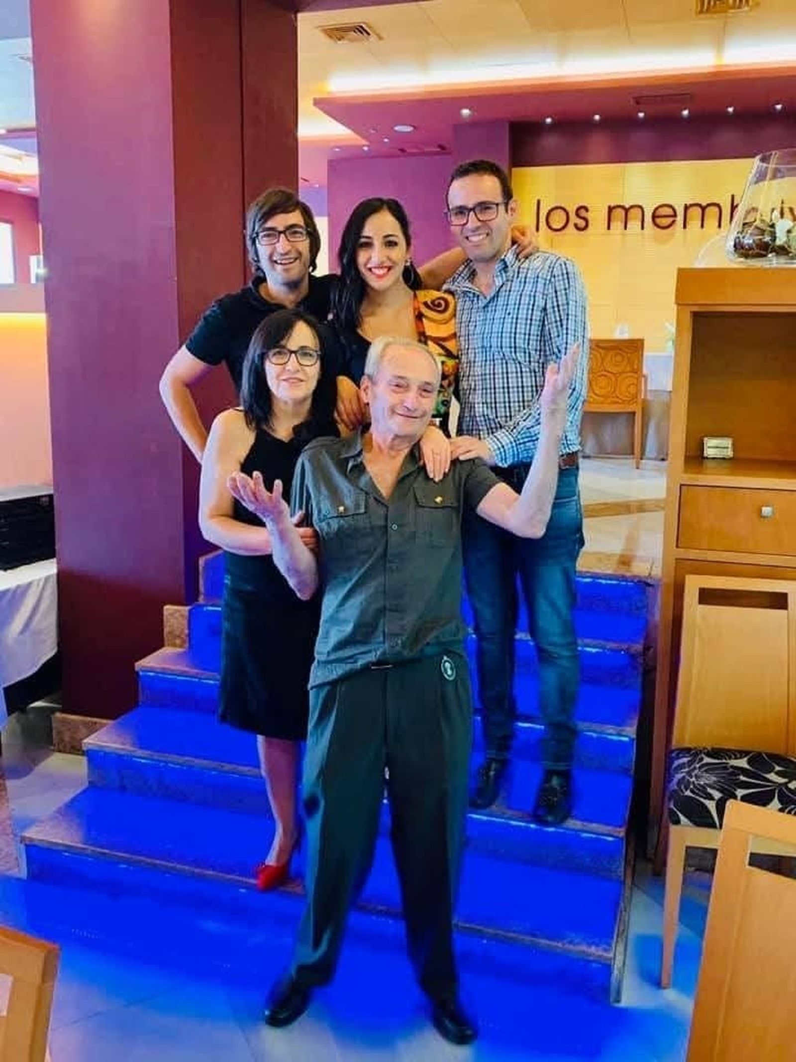 Luis 'el de la Seat', con su eterna sonrisa, rodeado por su familia: Carmen, su mujer, su hija Rocío y sus hijos José y Luis