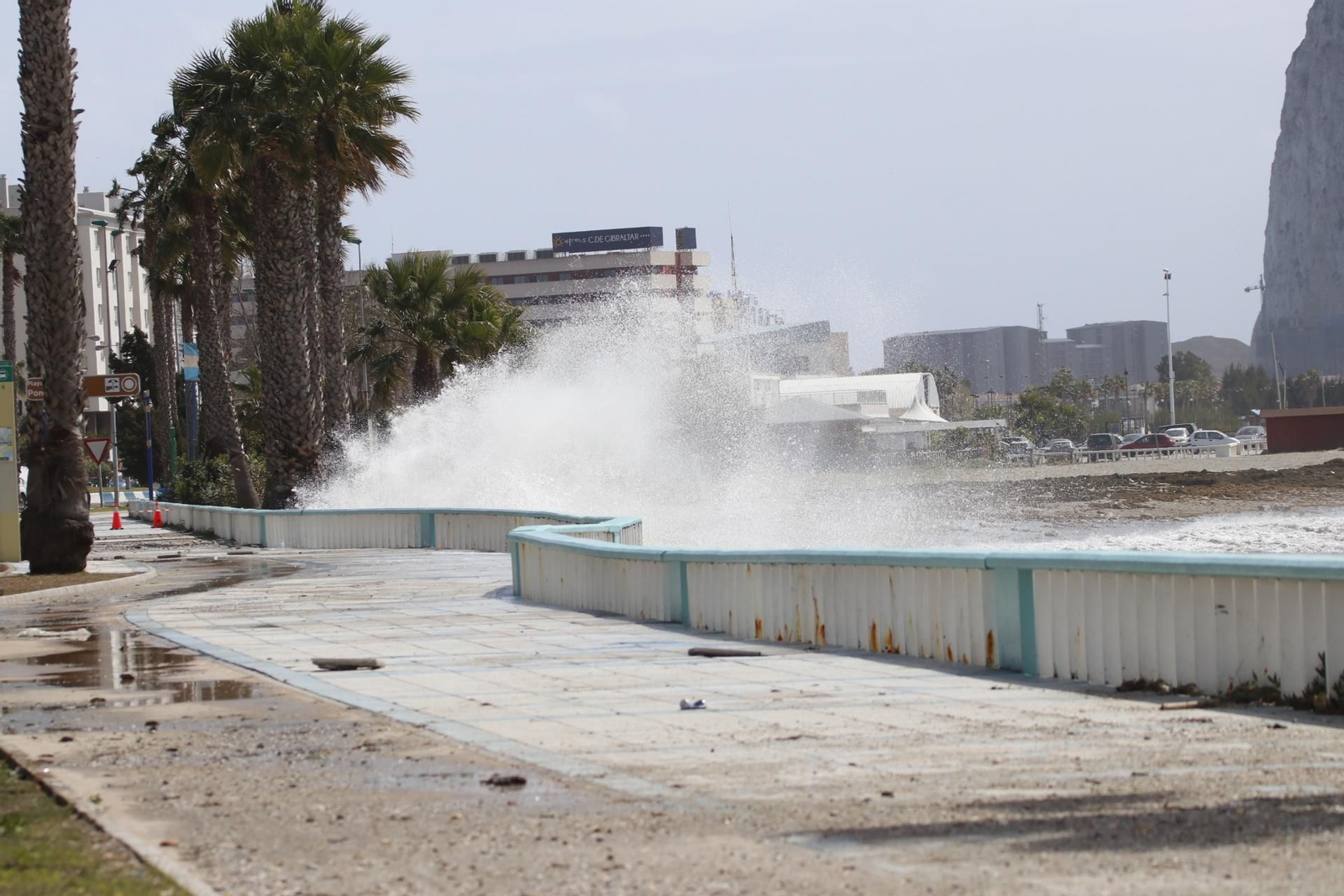 El mar golpea en el paseo marítimo de La Línea.