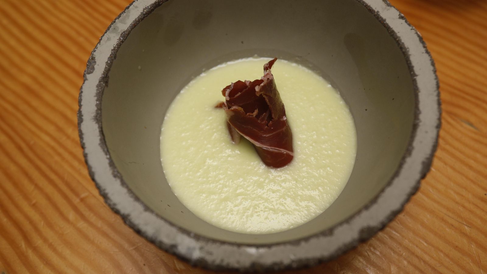 Gazpacho de melón, hinojo y jamón ibérico del Valle de los Pedroches