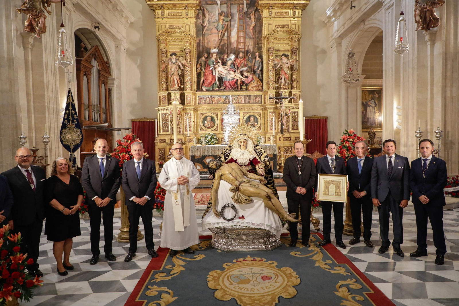 Besamanos extraordinario de la Virgen de la Piedad del Baratillo en el Sagrario con motivo de su coronación, donde el Alcalde, José Luis Sanz, le ha impuesto la réplica de la medalla de la ciudad