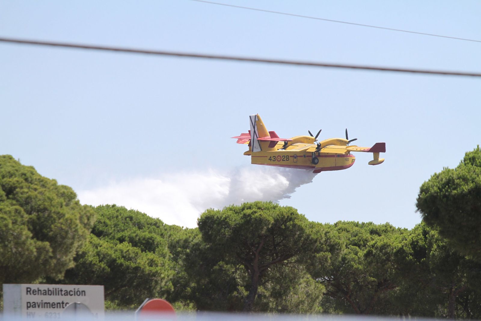 Un hidroavión lanza agua sobre un foco aún activo.