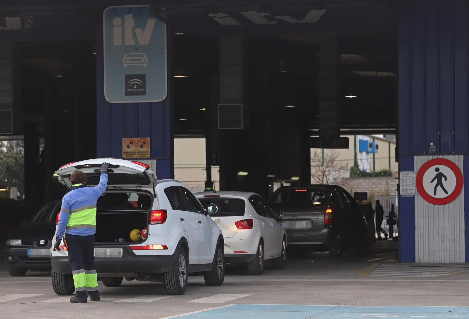 Inspección de vehículos en la ITV de Algeciras.