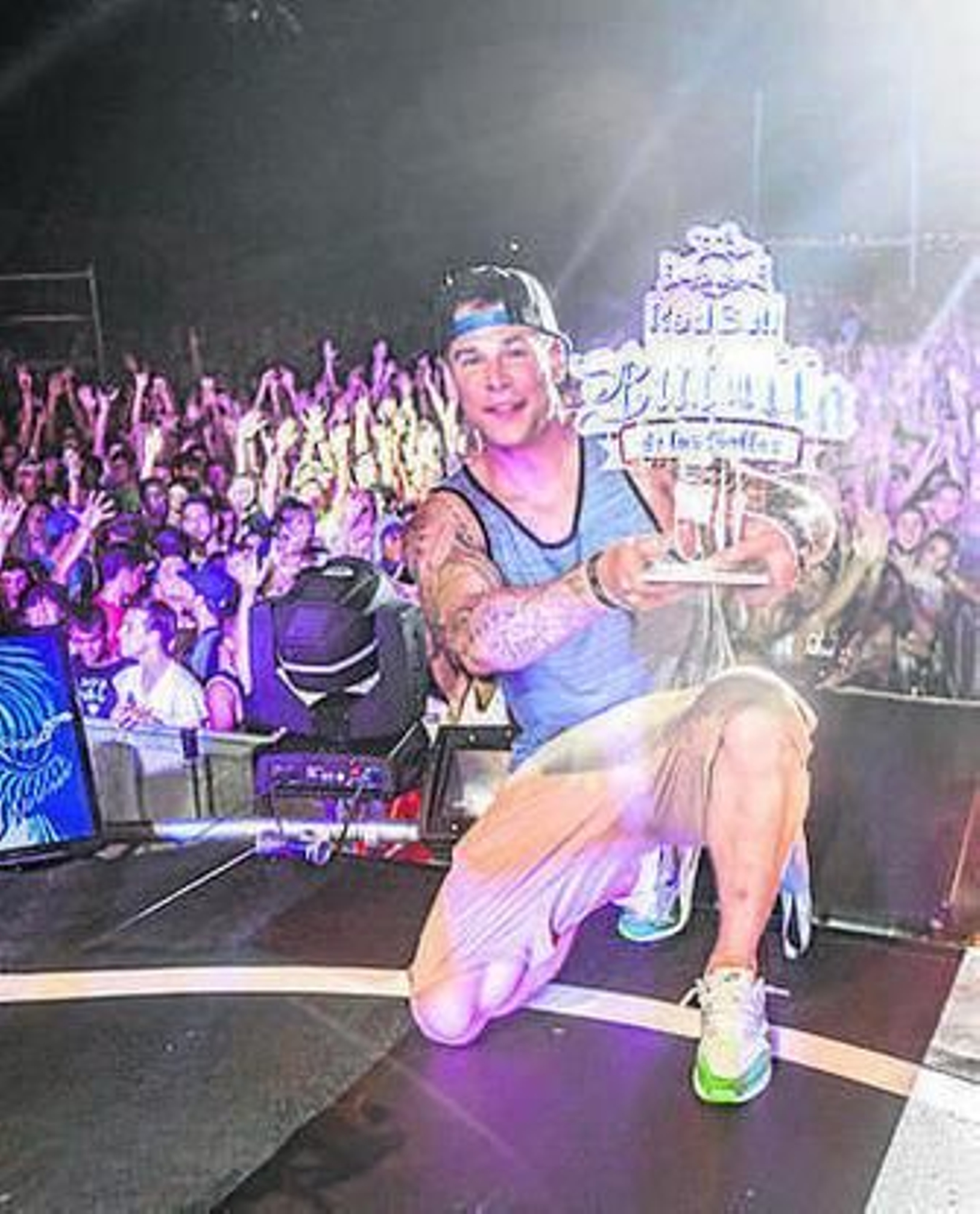 Invert sosteniendo el trofeo