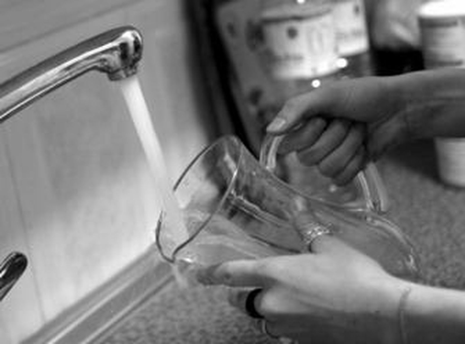 Una usuaria llena una jarra de agua en su domicilio.