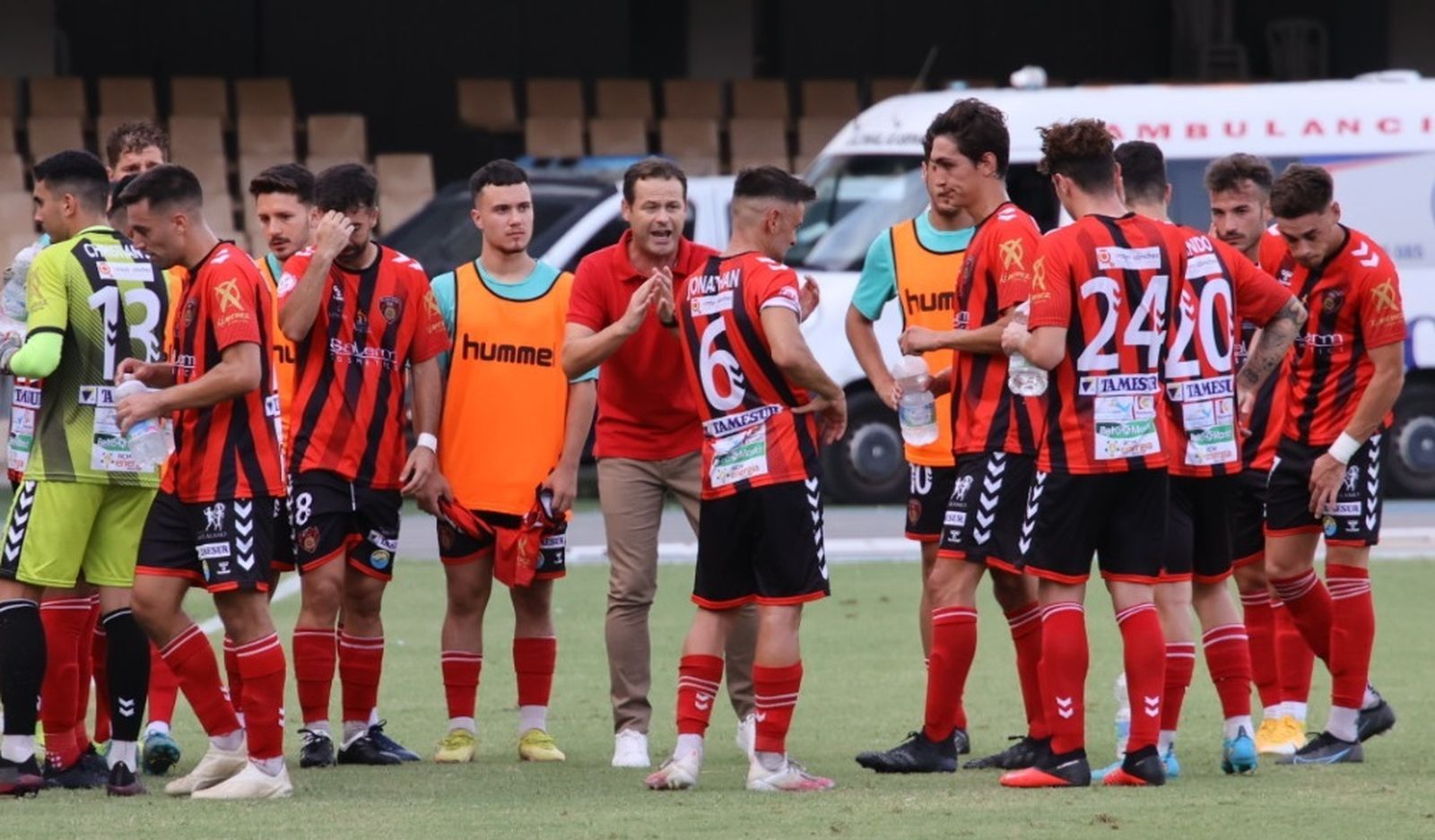 Juanmi Puentenueva da órdenes a sus jugadores durante una pausa para la hidratación.